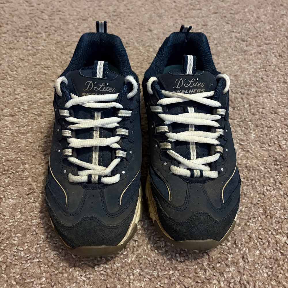Women's Size 7 Sketchers Walking Shoe in Navy/White